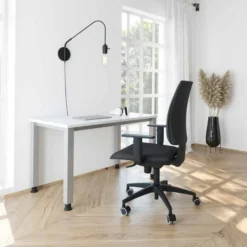QUEO 614 S | Schreibtisch 140 x 67 höhenverstellbar Weiß/Silber