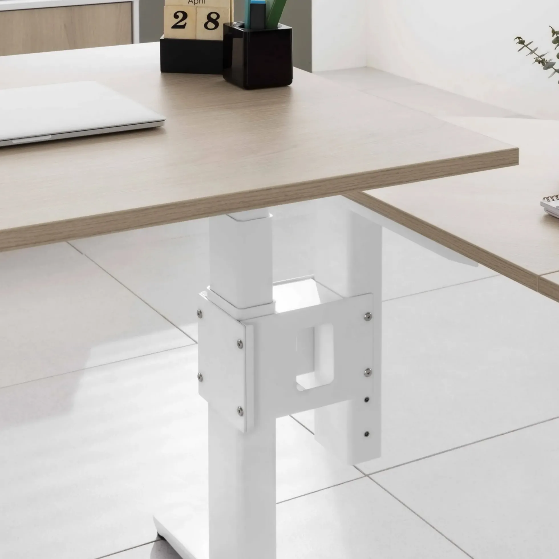 XBHM 2E WC | Schreibtisch 200 x 100 elektrisch höhenverstellbar Eiche